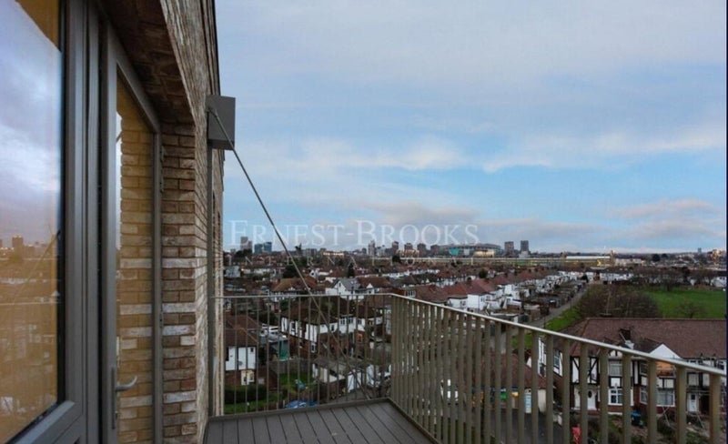 Flat Beresford Avenue in Greater London