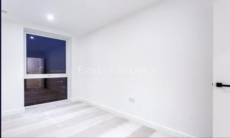 Flat Beresford Avenue in Greater London