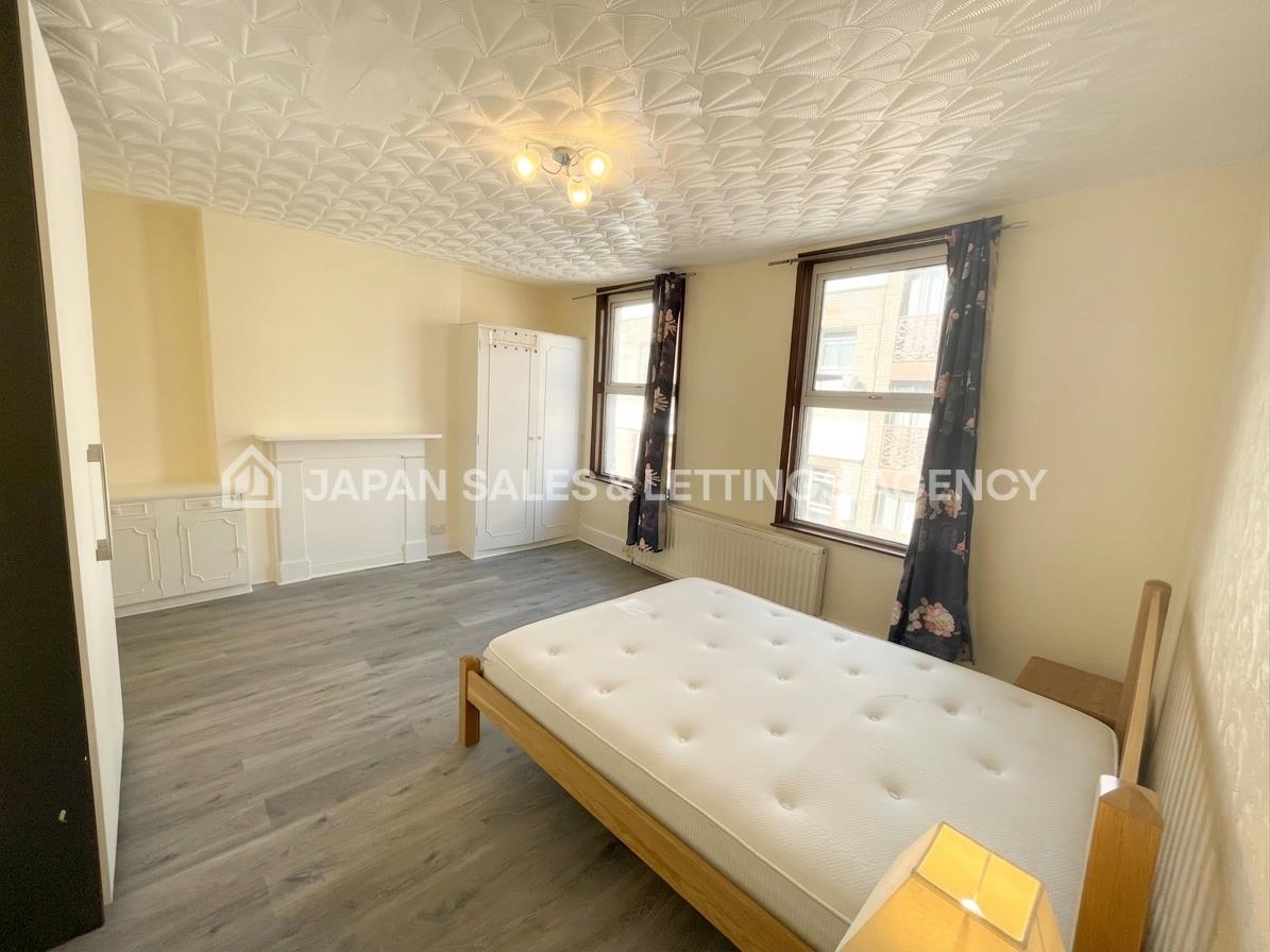 Flat Market Place in Greater London