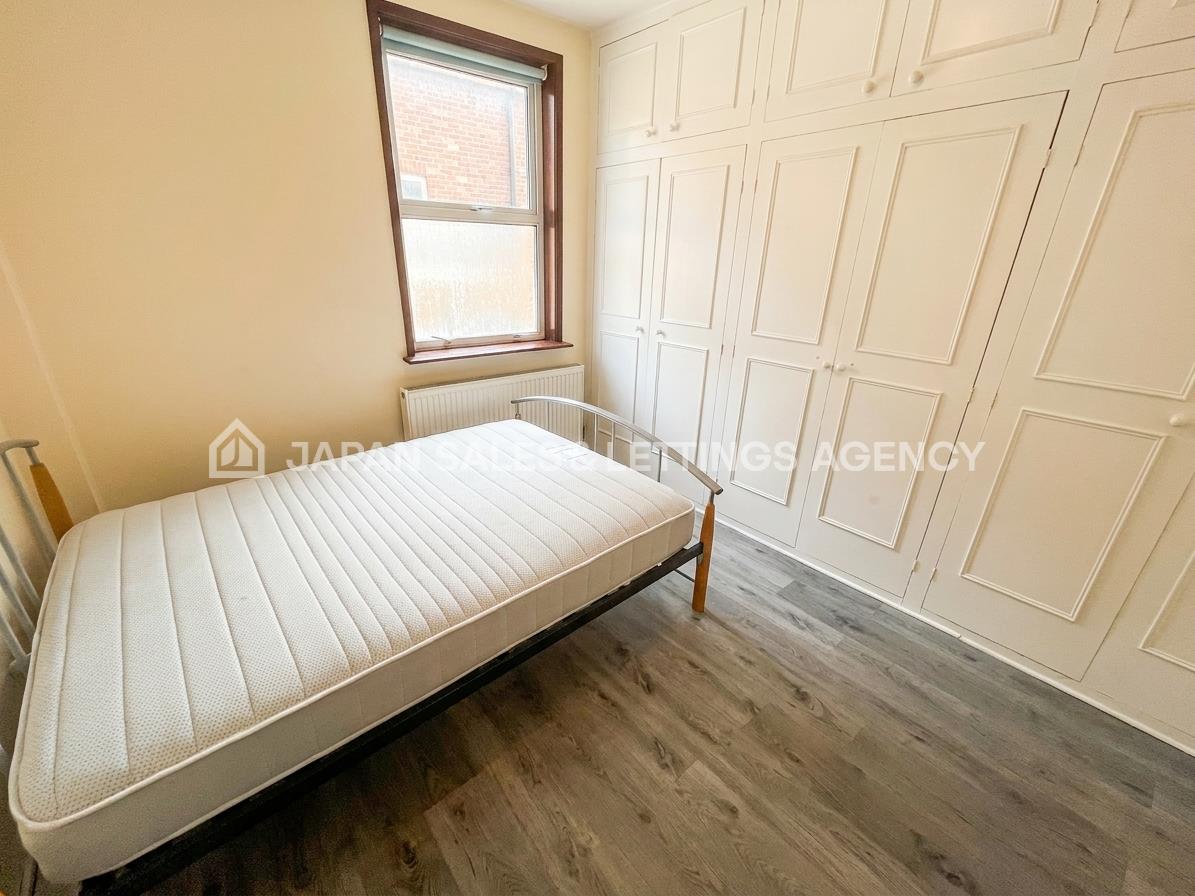 Flat Market Place in Greater London