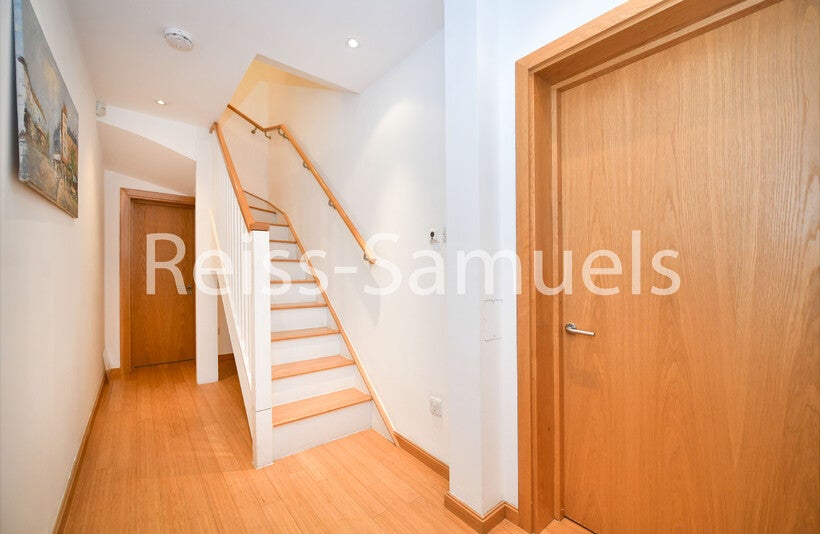 Flat Westferry Road in Greater London