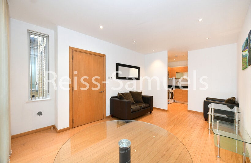 Flat Westferry Road in Greater London
