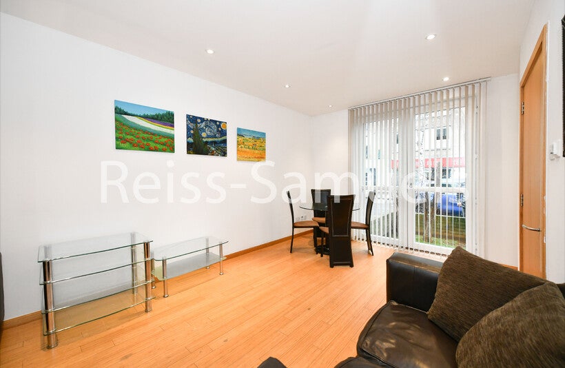 Flat Westferry Road in Greater London