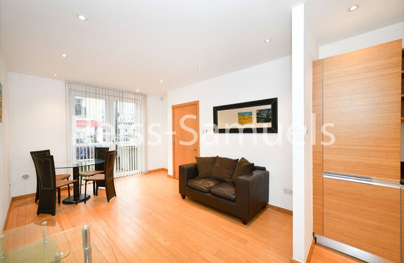 Flat Westferry Road in Greater London