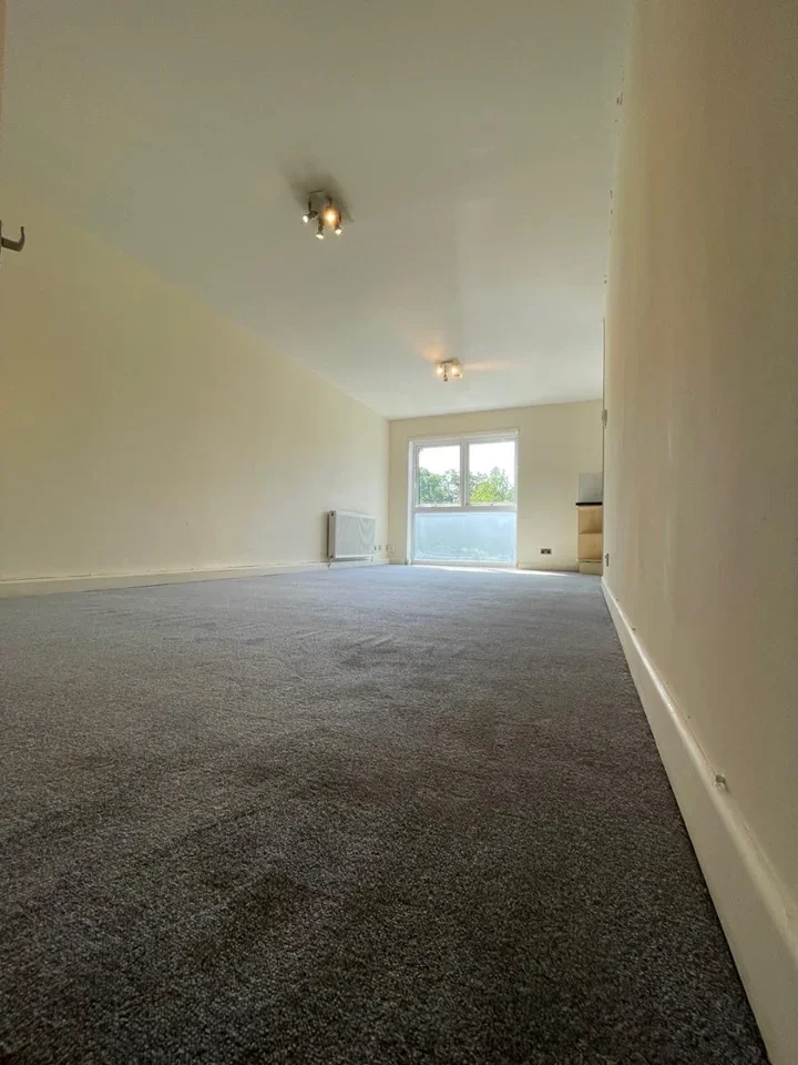 Flat Hayes Lane in Greater London
