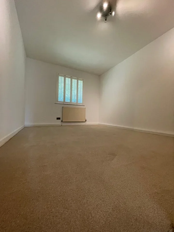 Flat Hayes Lane in Greater London