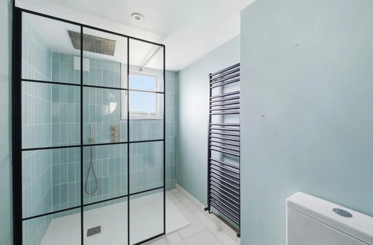 Flat Strawberry Vale in Greater London