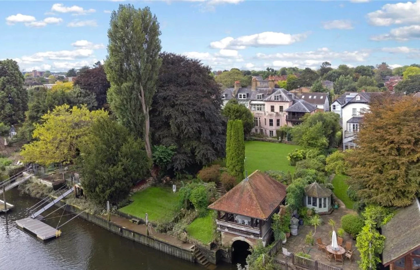 Flat Strawberry Vale in Greater London