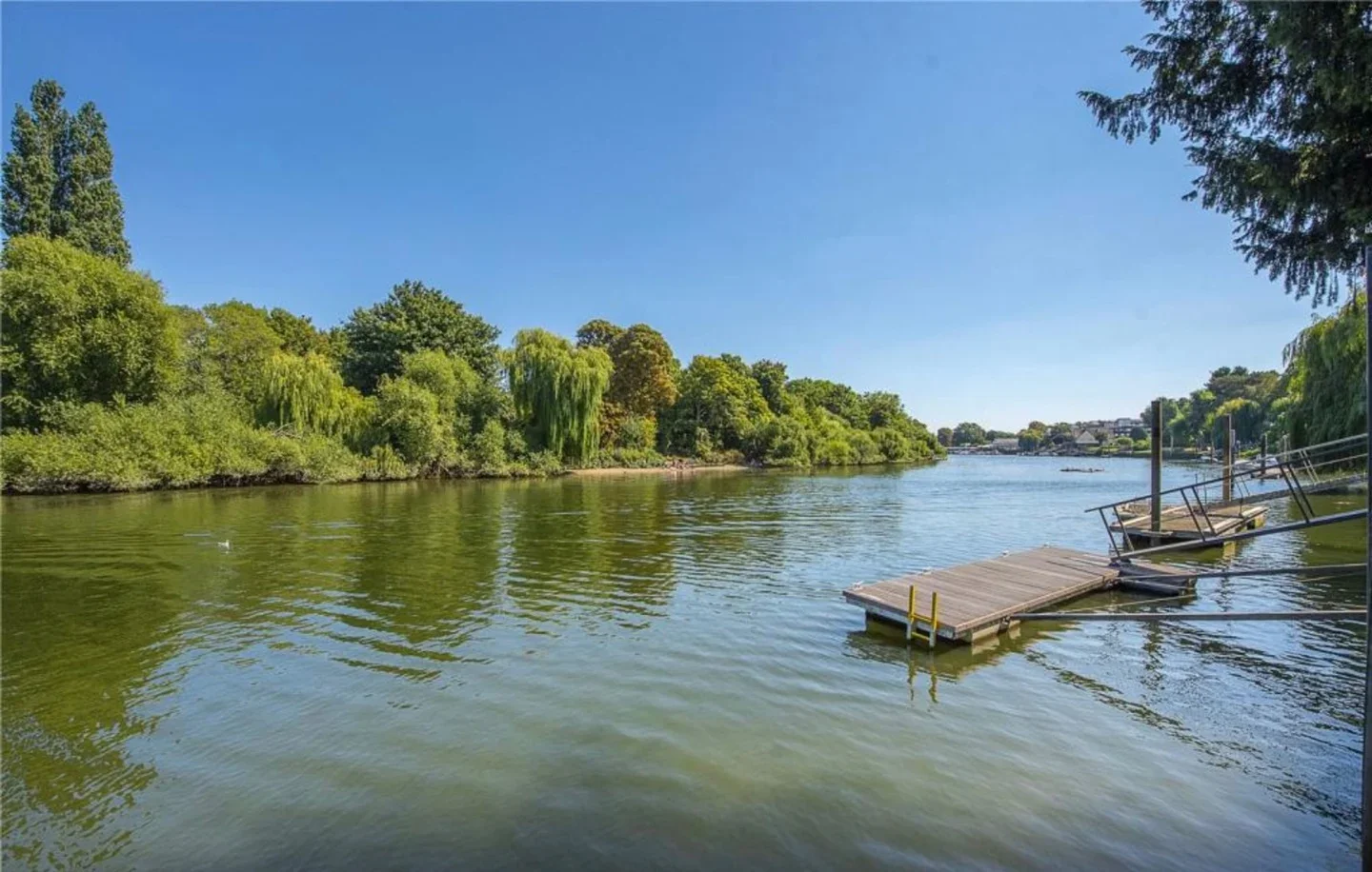 Flat Strawberry Vale in Greater London