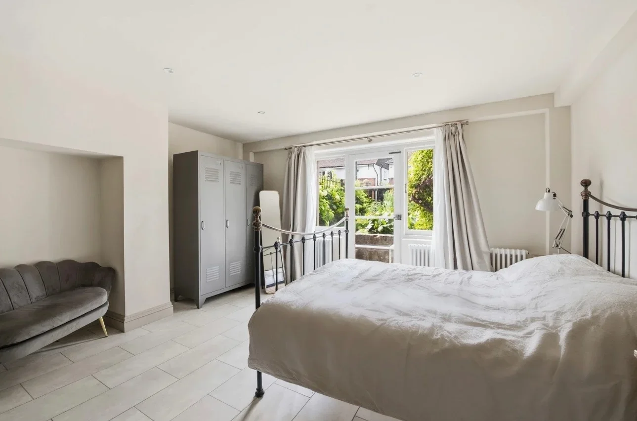 Flat Strawberry Vale in Greater London