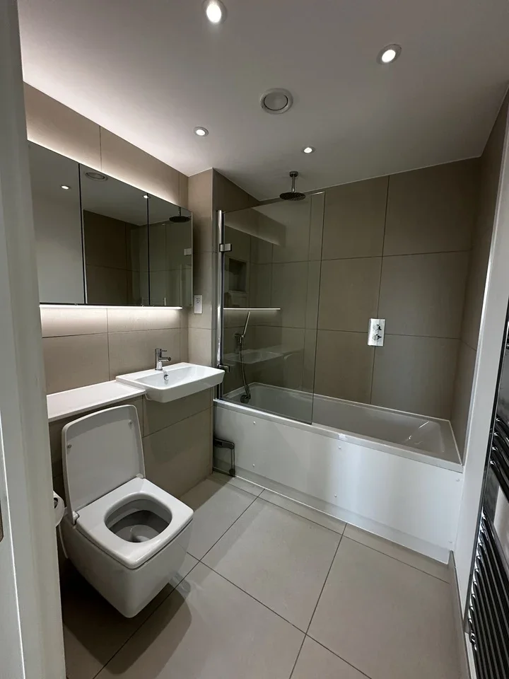 Room Wyndham Road in Greater London