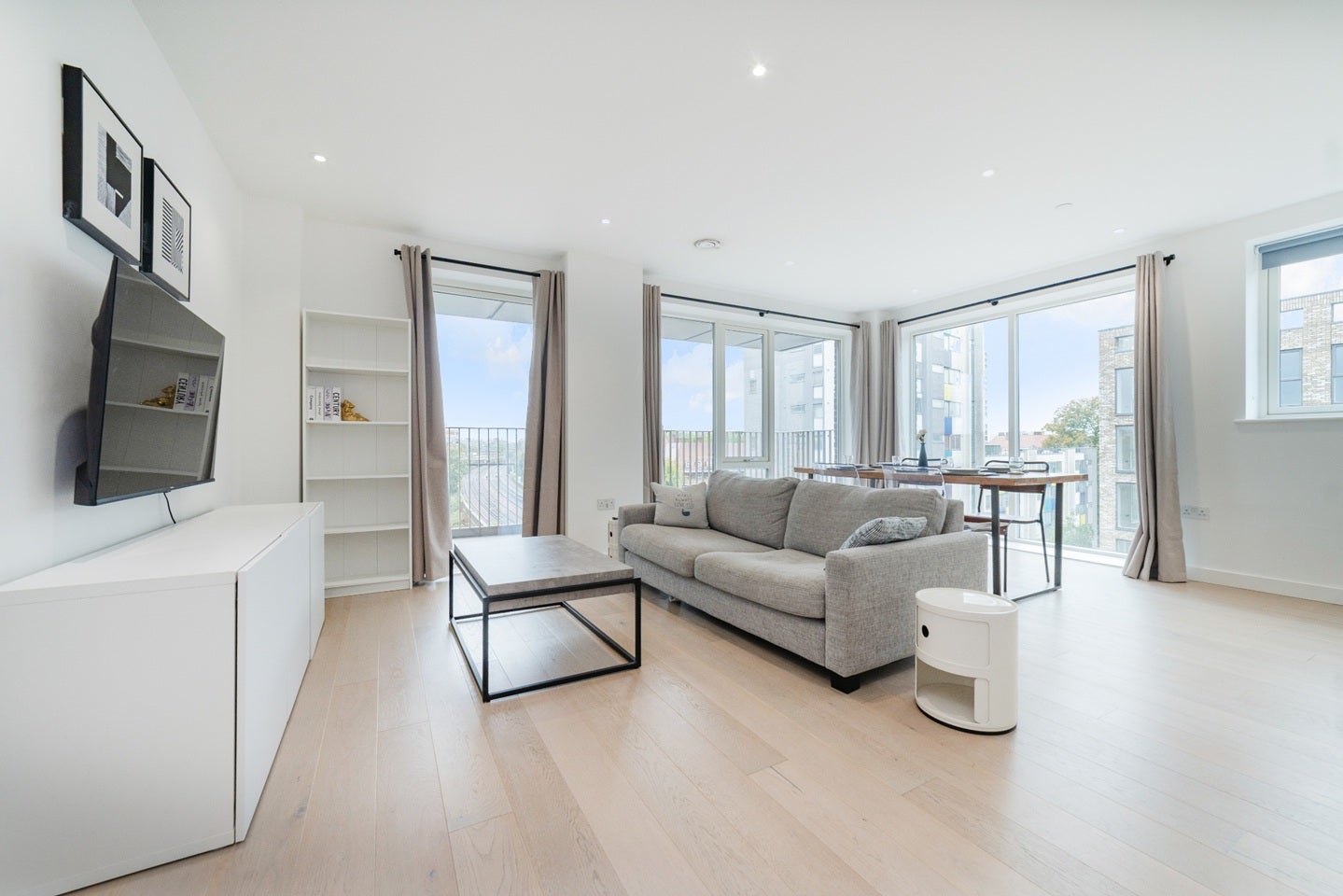 Room Wyndham Road in Greater London