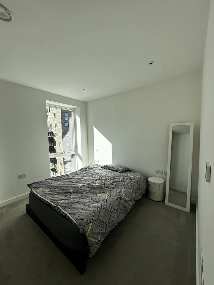 Room Wyndham Road in Greater London