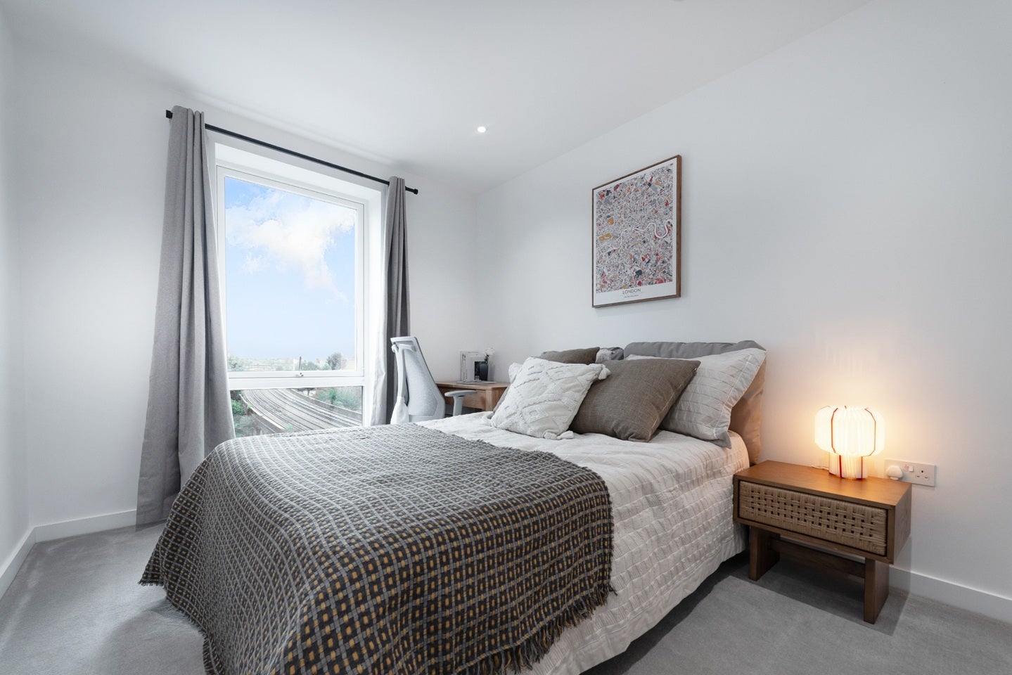 Room Wyndham Road in Greater London