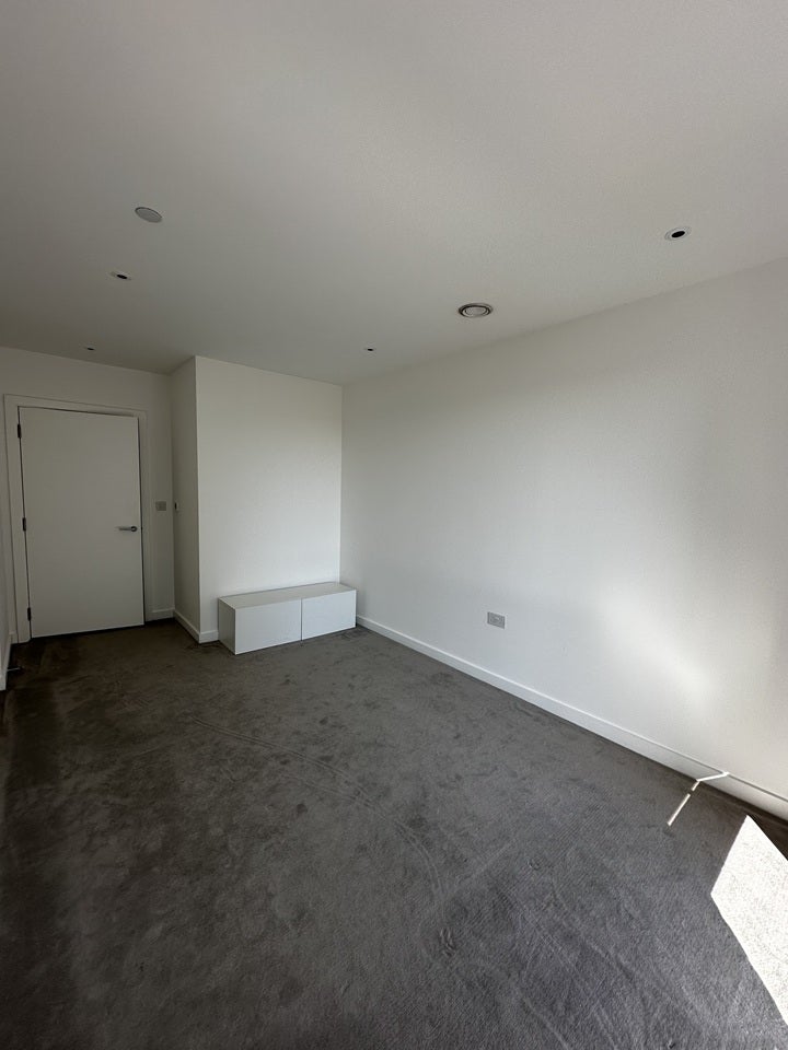 Room Wyndham Road in Greater London