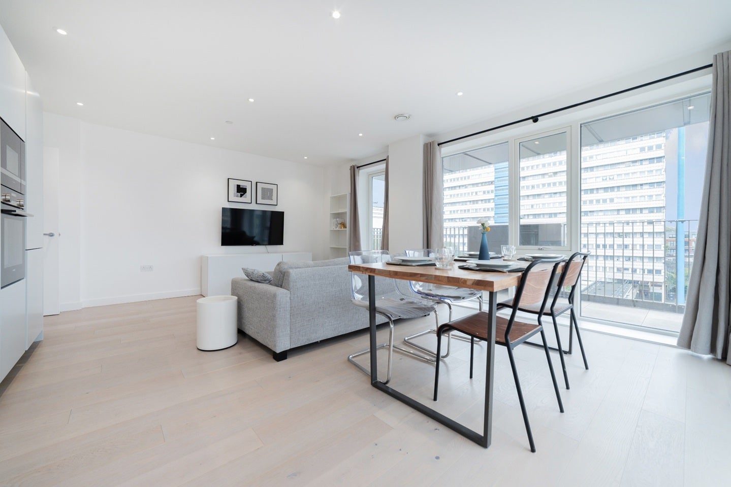Room Wyndham Road in Greater London