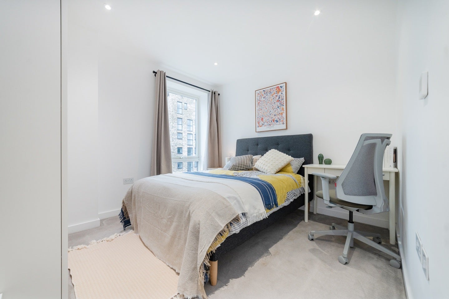 Room Wyndham Road in Greater London