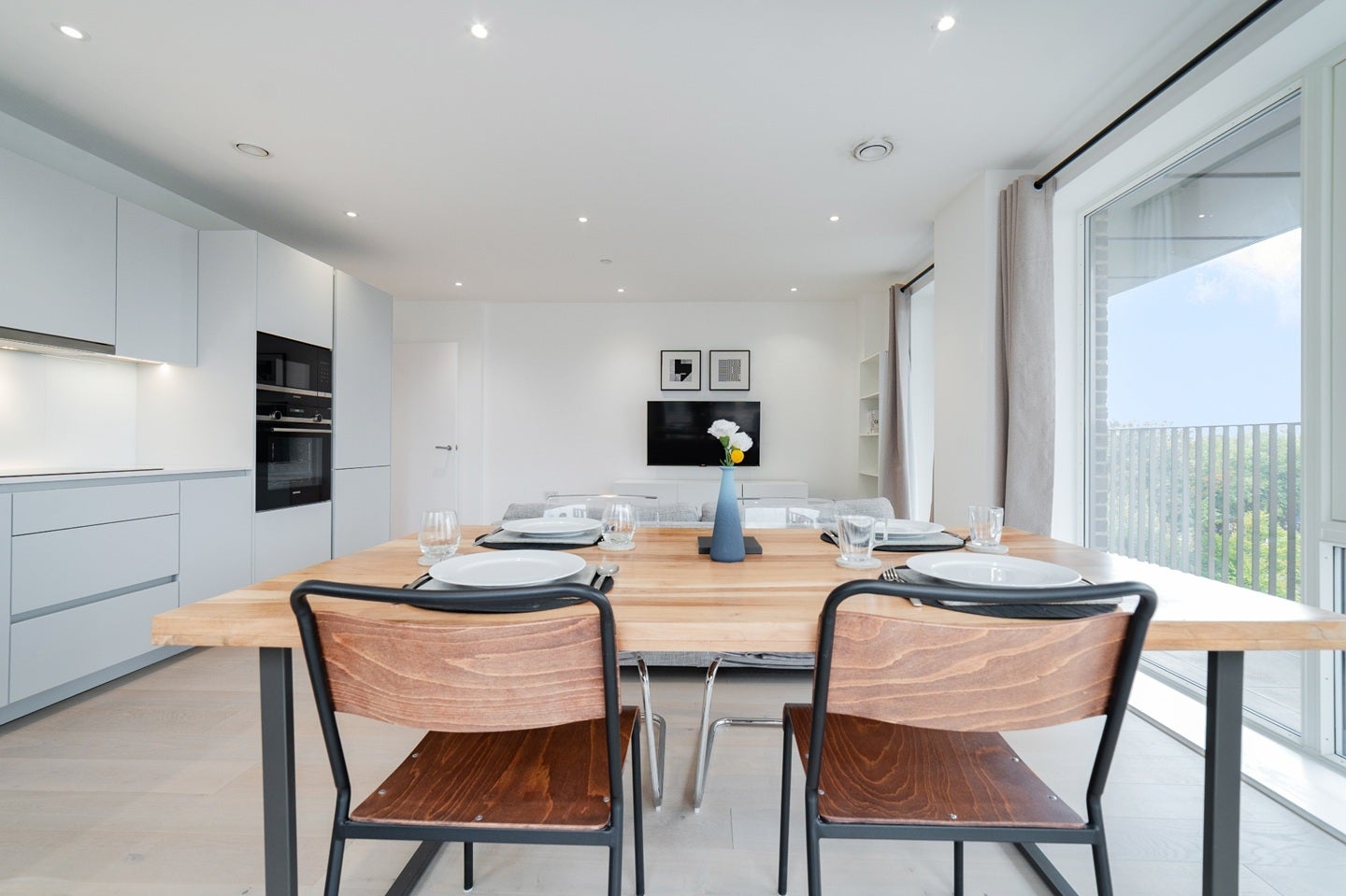 Room Wyndham Road in Greater London