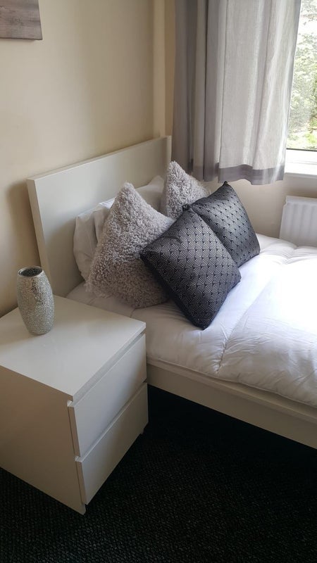 Room Devon Road in Luton