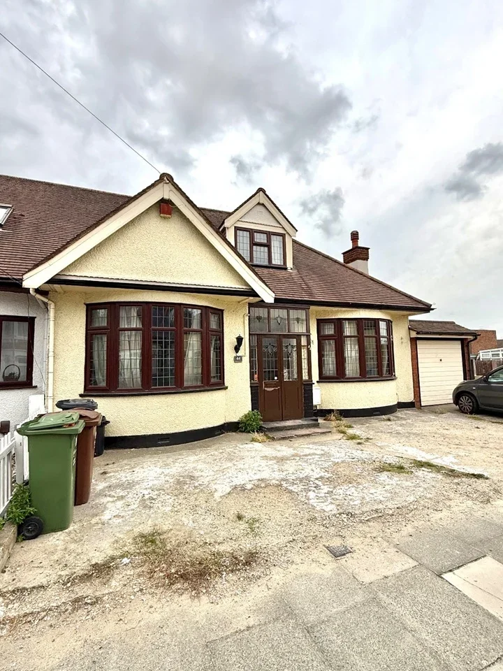 House Whalebone Grove in Greater London