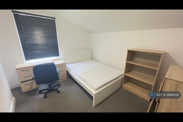 Room Harsnett Road in Colchester