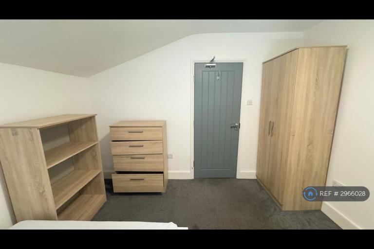 Room Harsnett Road in Colchester