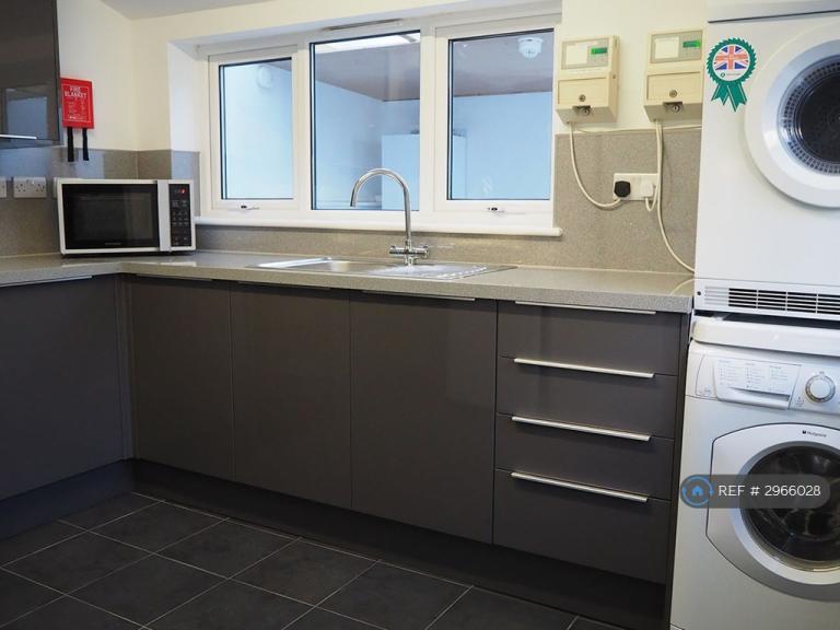 Room Harsnett Road in Colchester