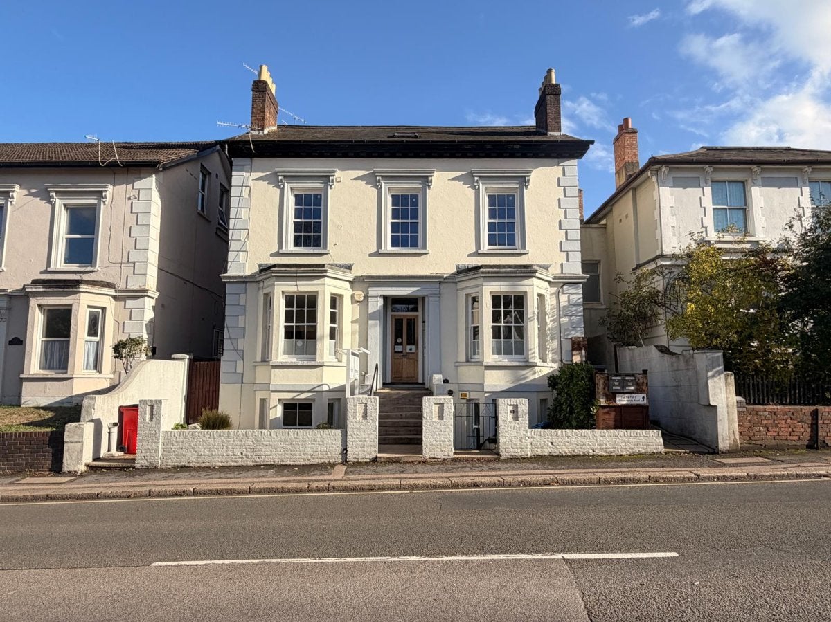 Flat Hatchlands Road in Reigate and Banstead