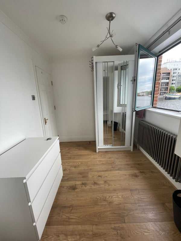 Room Pepper Street in Greater London
