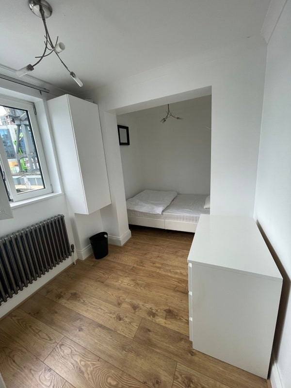 Room Pepper Street in Greater London