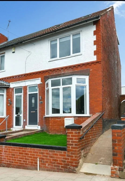 Room Meadow Avenue in Mansfield