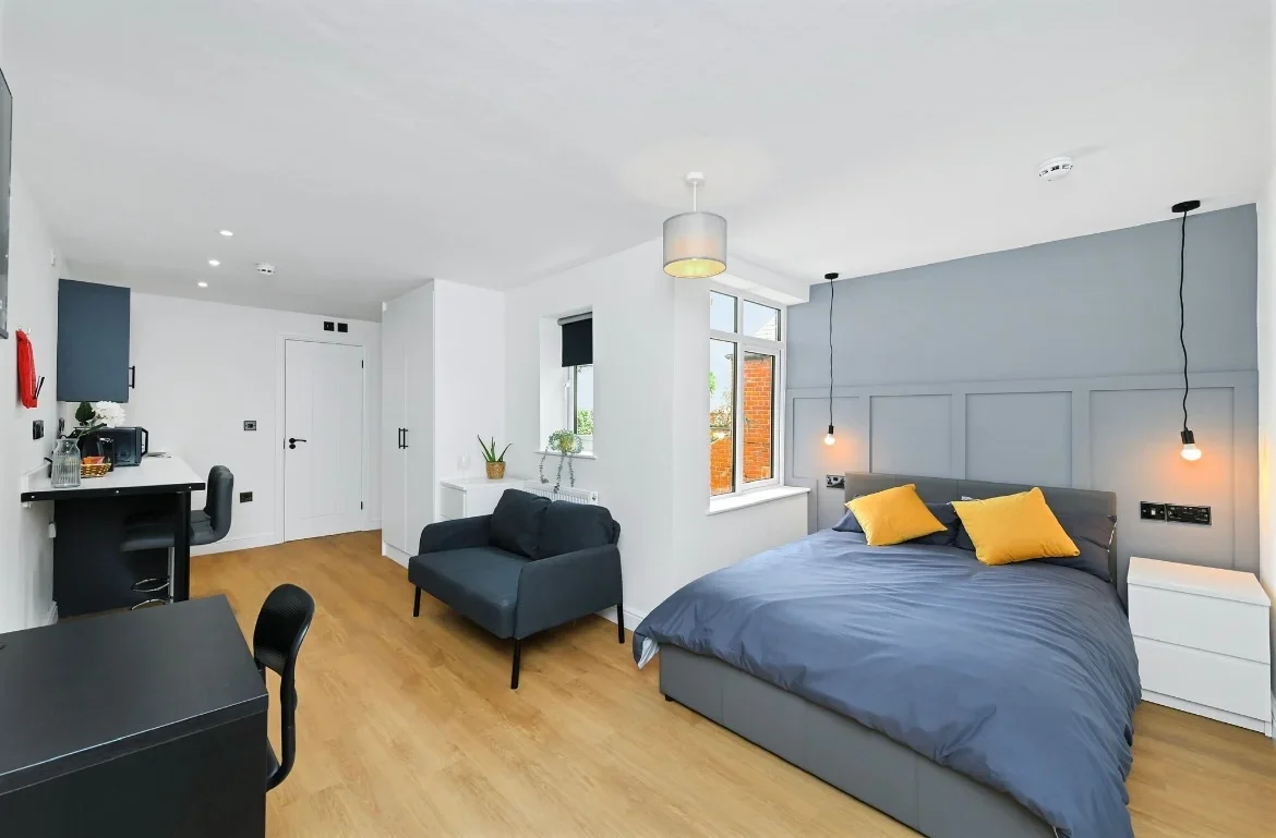 Room Meadow Avenue in Mansfield