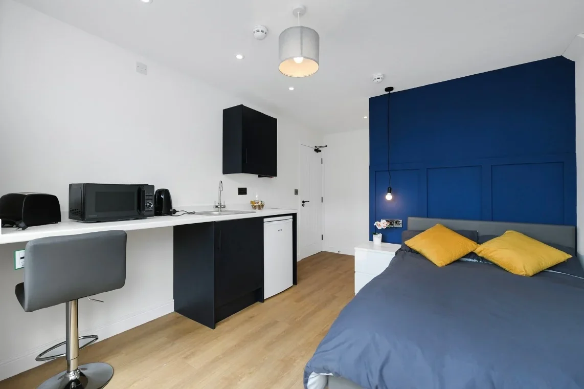 Room Meadow Avenue in Mansfield