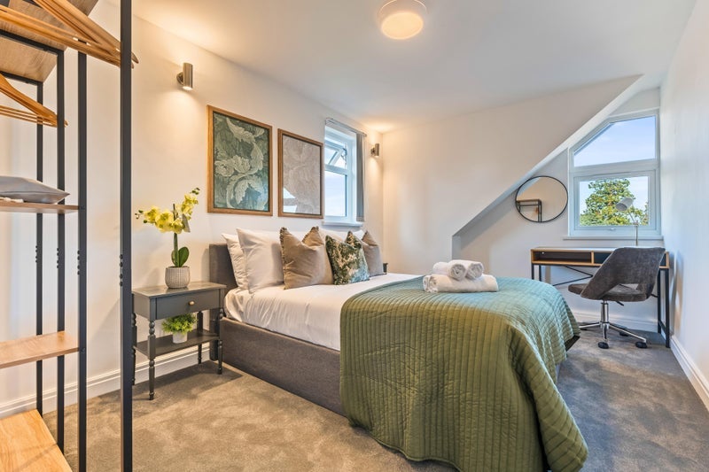 Room Wellington Street in Slough