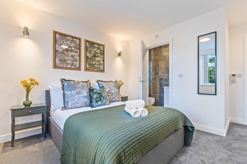 Room Wellington Street in Slough