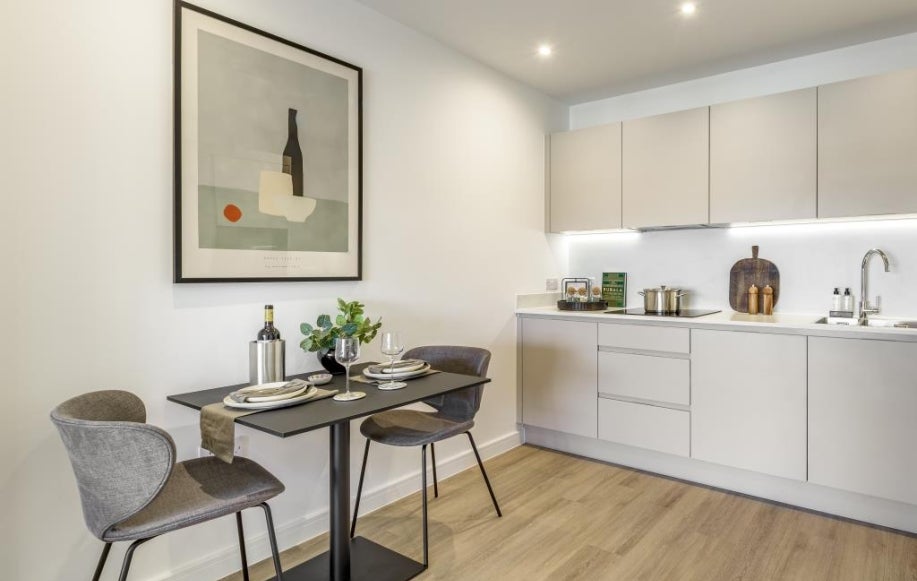 Flat Ermine Close in London