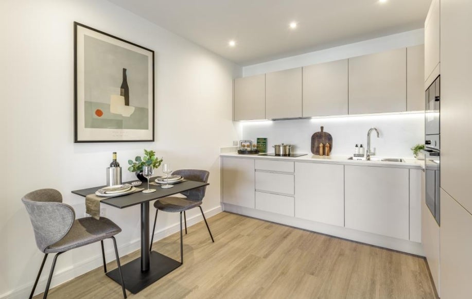 Flat Ermine Close in London
