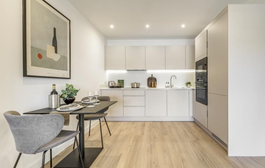 Flat Ermine Close in London
