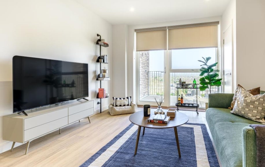 Flat Ermine Close in London