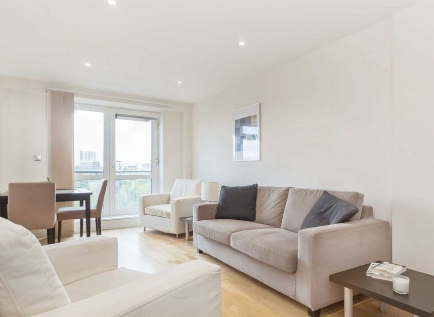 Flat Chiswick High Road in Greater London