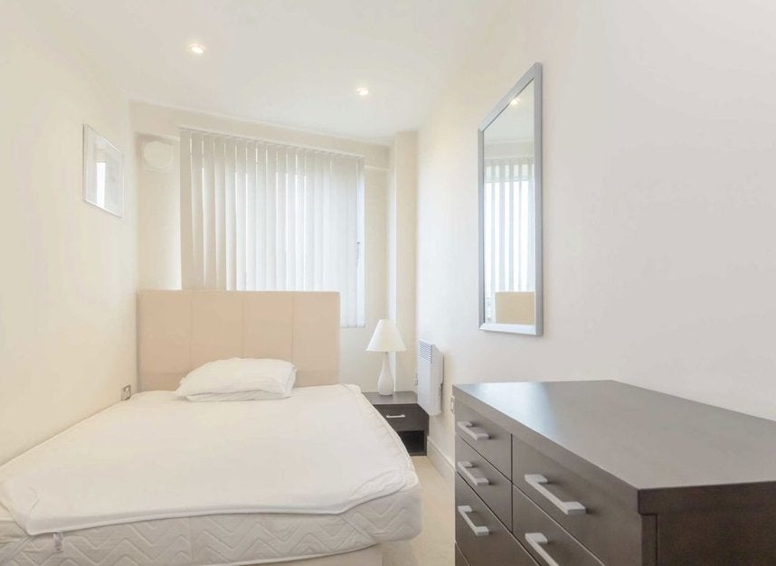 Flat Chiswick High Road in Greater London