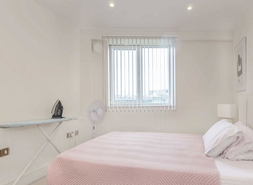 Flat Chiswick High Road in Greater London
