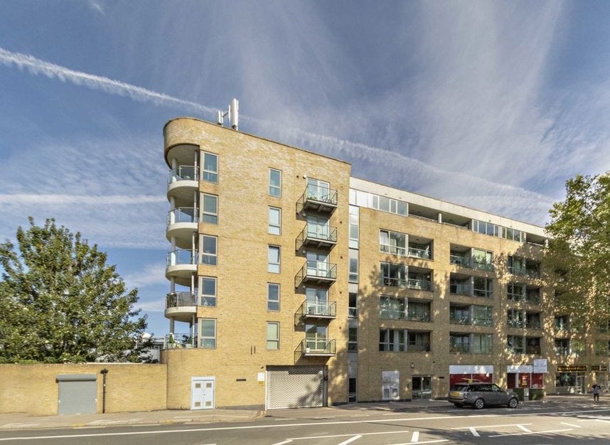 Flat Chiswick High Road in Greater London