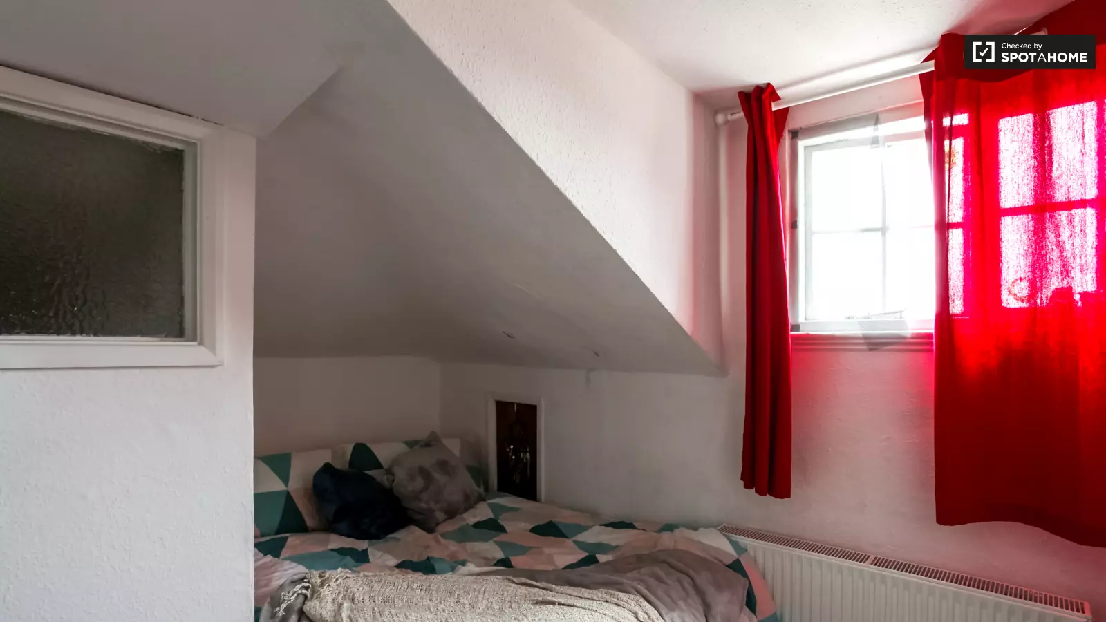 Flat Hardwicke Road in Greater London