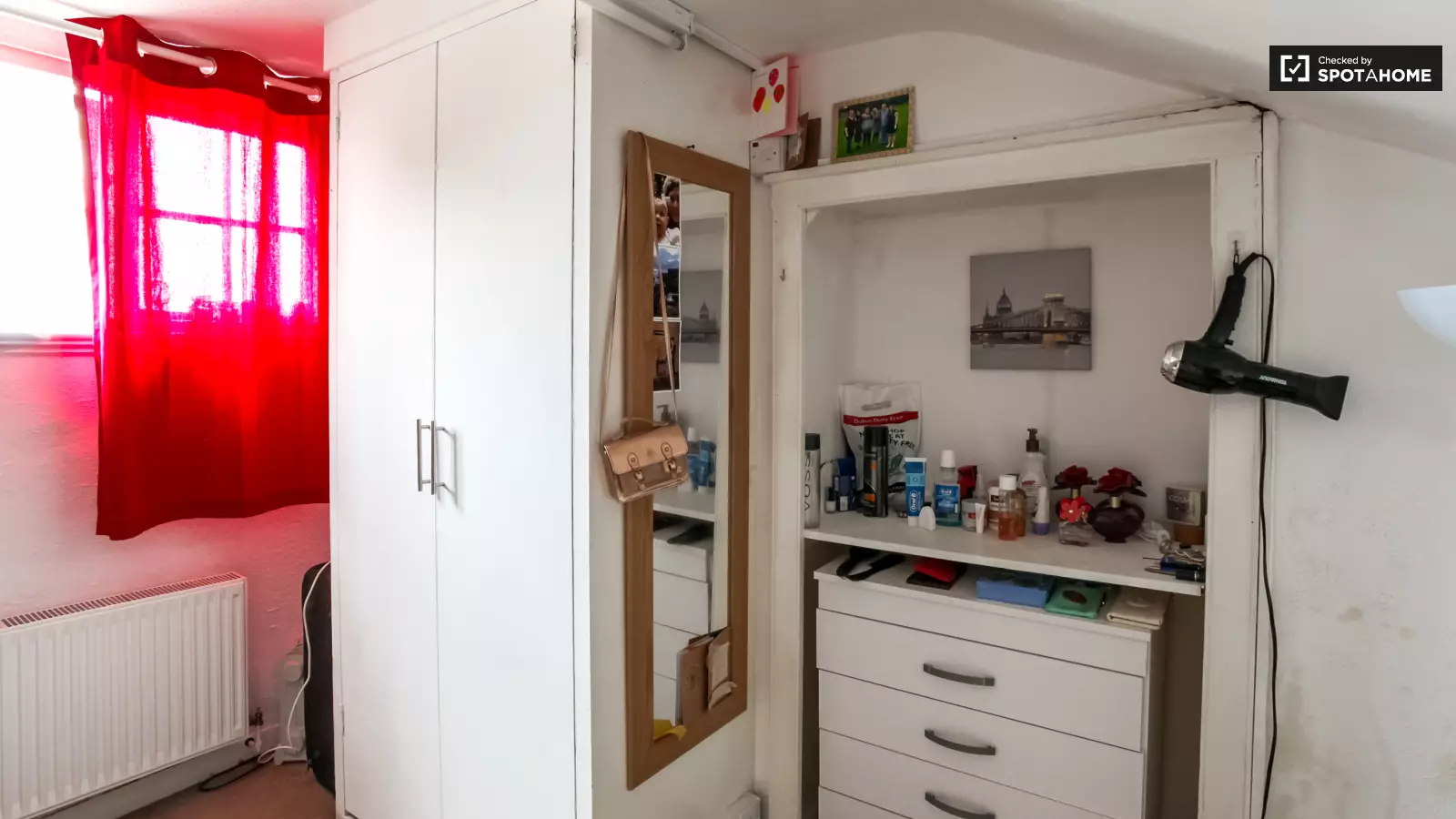 Flat Hardwicke Road in Greater London