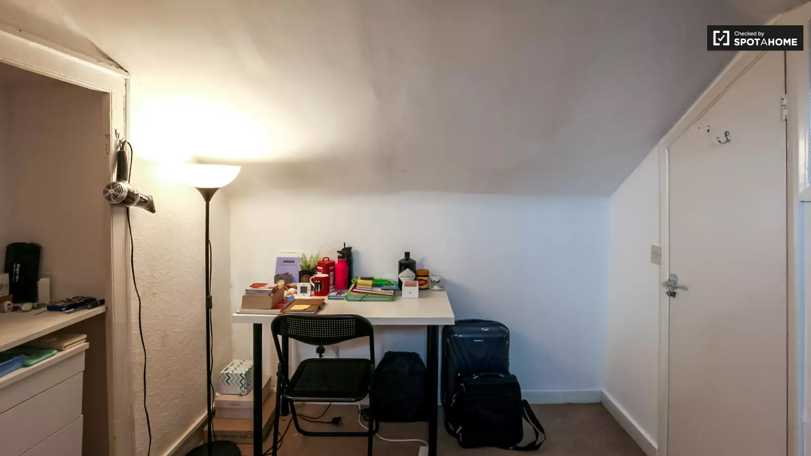Flat Hardwicke Road in Greater London