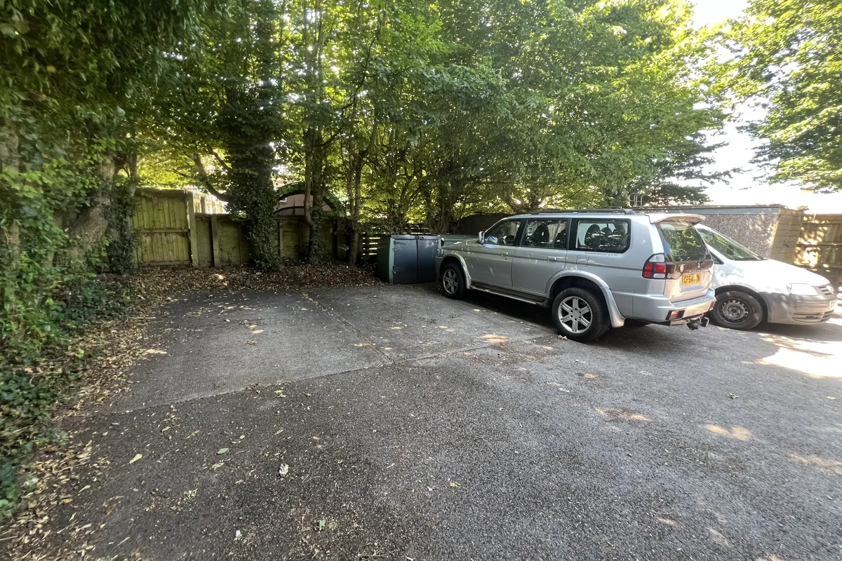 Flat Arlington Road in Sully