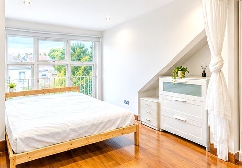 Flat Gladstone Park Gardens in Greater London