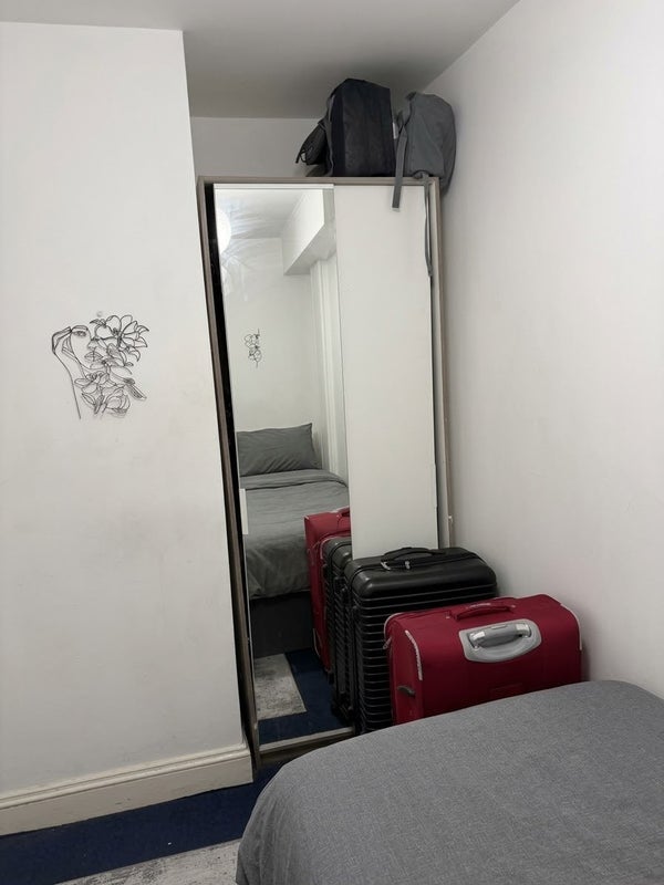 Room Wray Crescent in Greater London