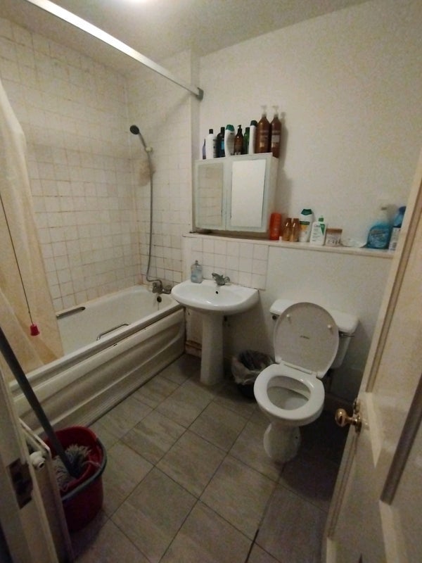 Room Wray Crescent in Greater London